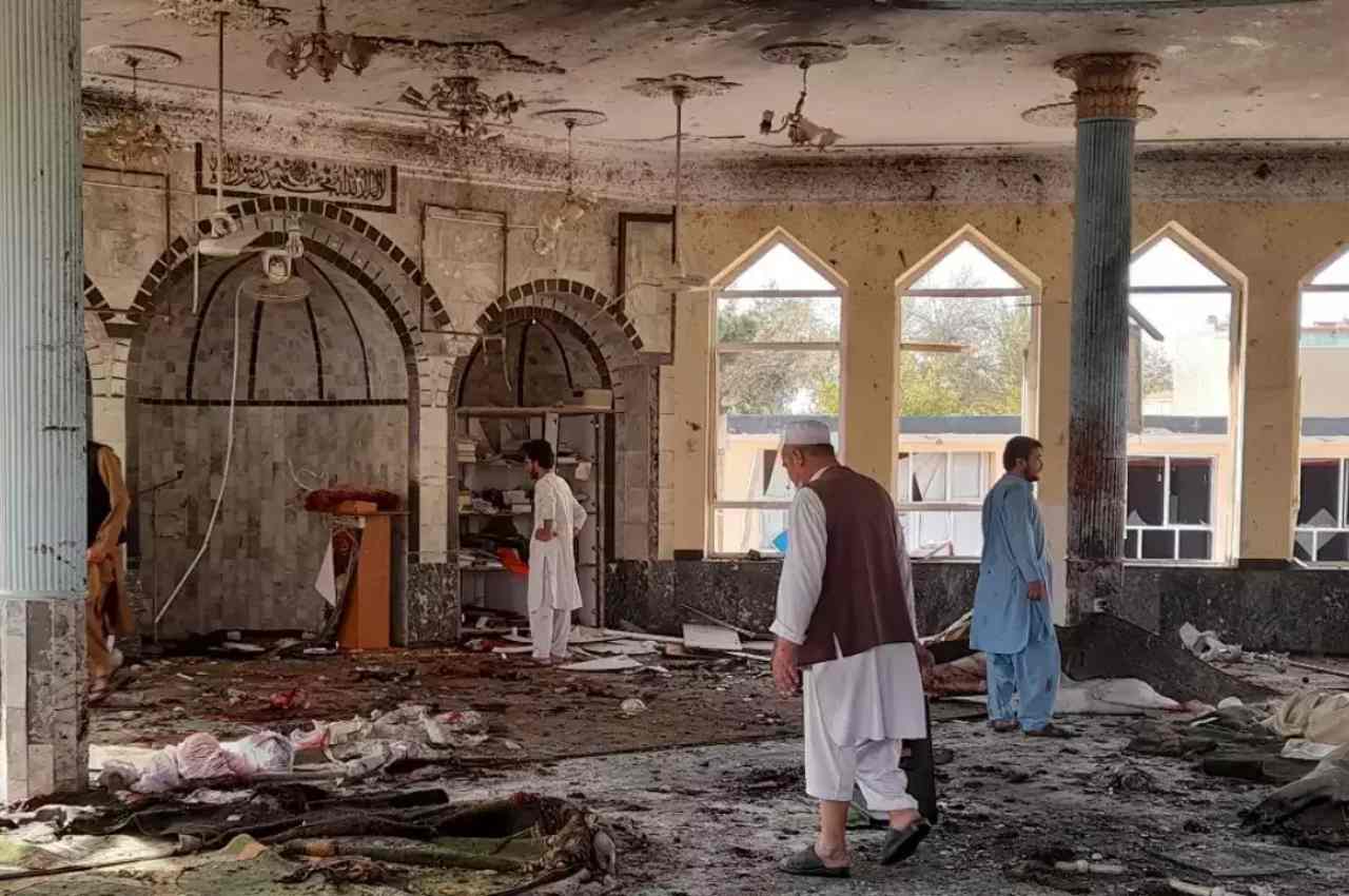 Afghanistan: Dozens killed as blast rocks Kabul mosque