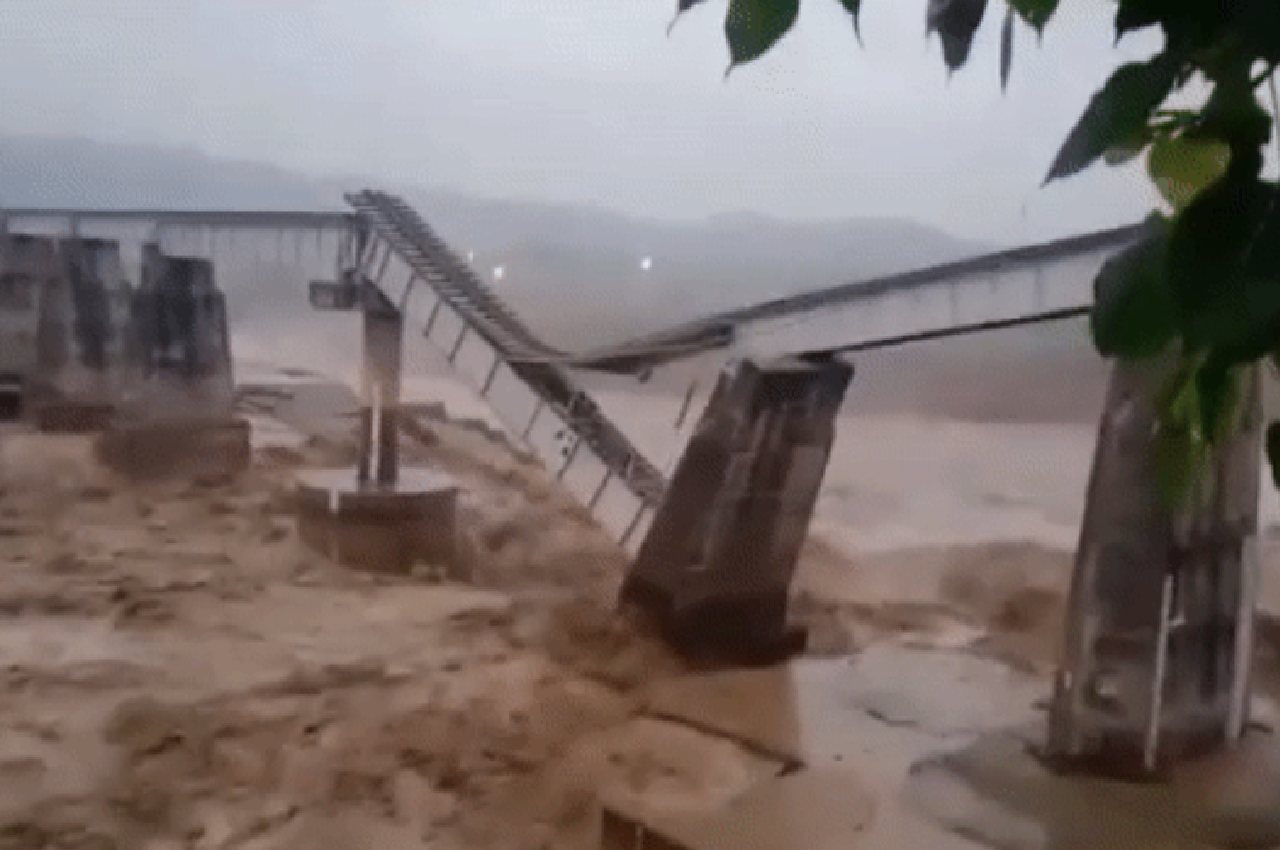 Chakki bridge collapses
