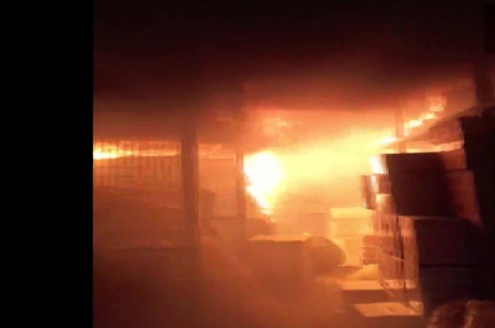 BIG BREAKING! Massive fire broke out in Delhi's Jhilmil Industrial area