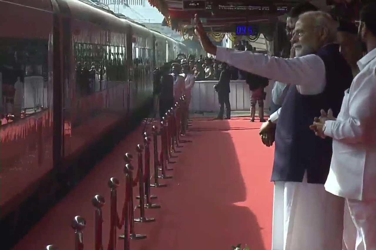 PM Modi launches sixth Vande Bharat Express in Nagpur