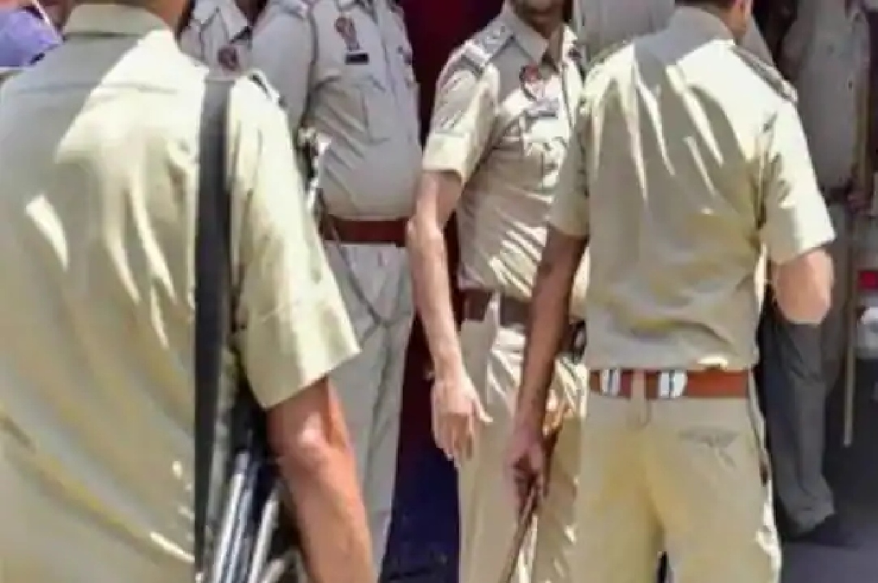 'I love you': UP Inspector caught on camera proposing officer