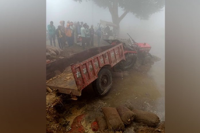 2 die in UP as truck-trolley overturns after loosing vision due to fog