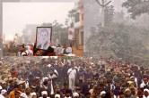 Bharat Jodo Yatra: People greet Rahul Gandhi with potraits, Tricolor amid chilling weather