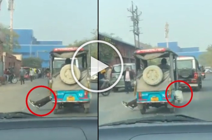 Video: Feet, head hang outside as Jaipur Police carries dead body in e-rickshaw