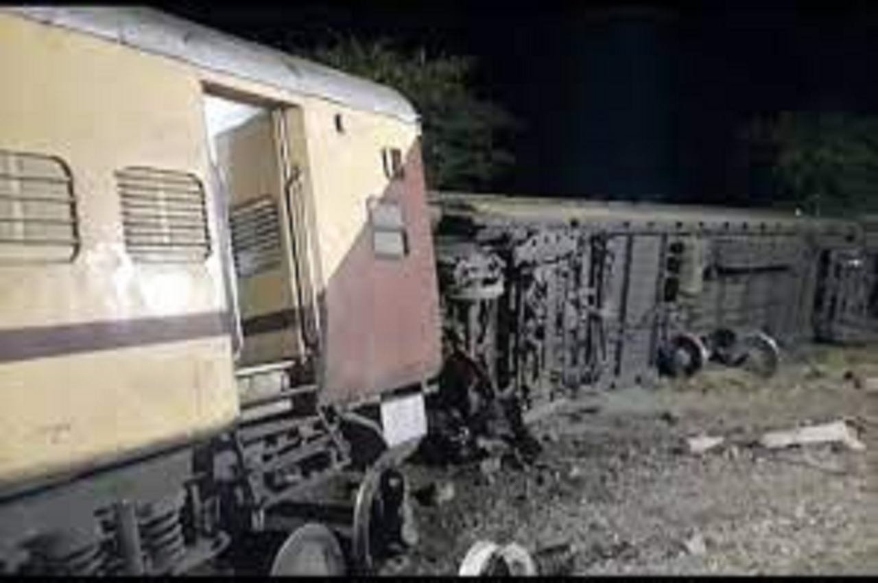 Trending news: Suryanagari Express accident: train derailed, 11 coaches  collided, no casualties; Helpline number here - News24 Hindi - Fast Hindi  News - Hindustan News Hub