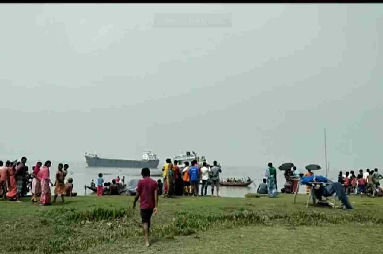 Ships collide in Hooghly River