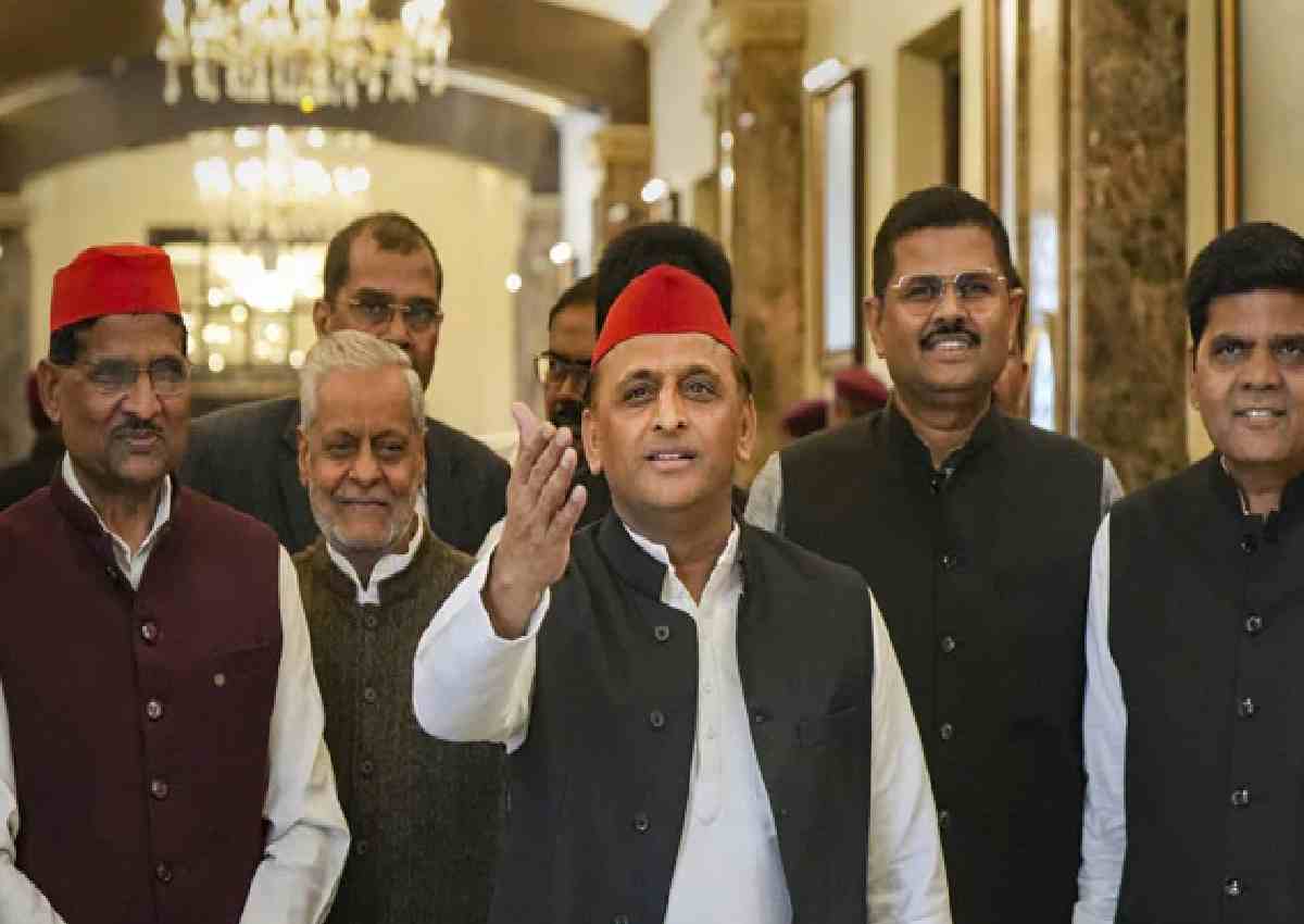 Akhilesh hint to filed candidate from Amethi