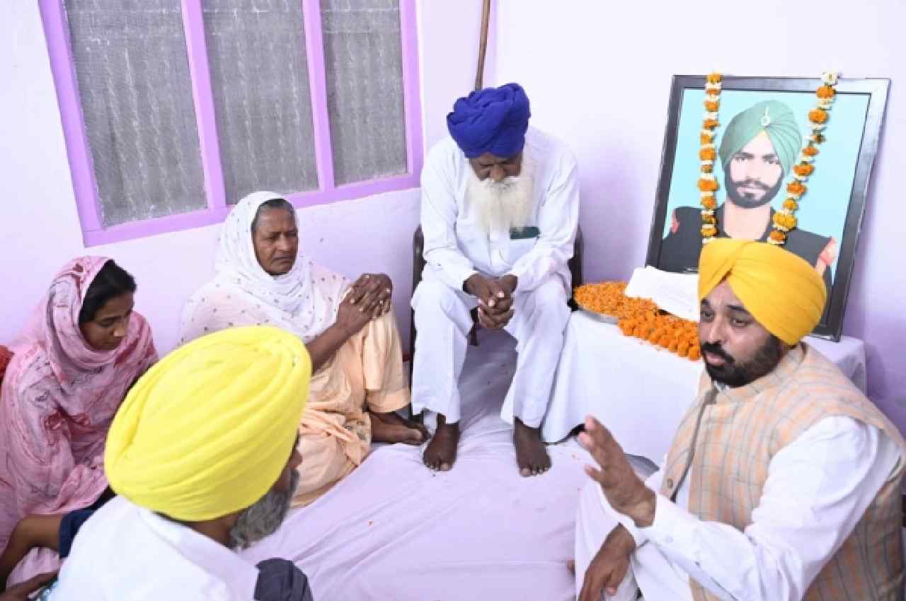 Bhagwant Mann gives cheque to Martyred Family