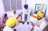 Bhagwant Mann gives cheque to Martyred Family