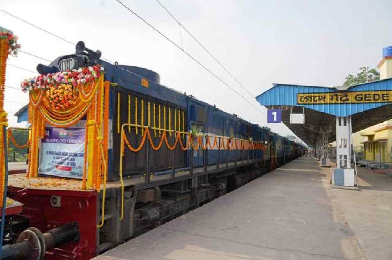 India hand over locomotive to Bangladesh