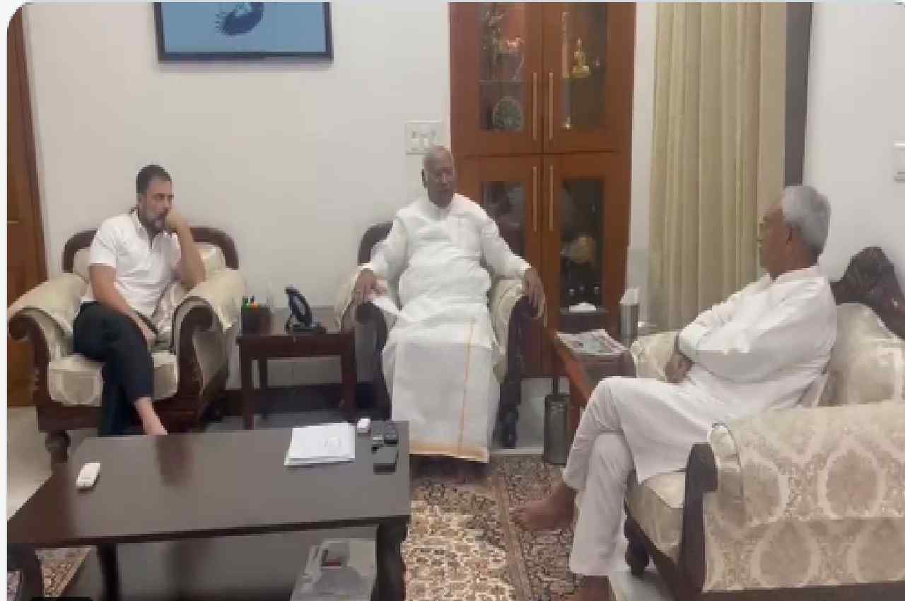 Nitisk Kumar meets Congress leades