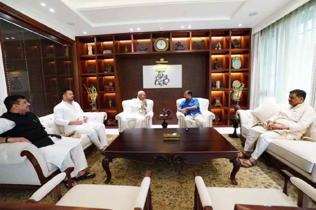Nitish Kumar meets Arvind Kejriwal in Delhi