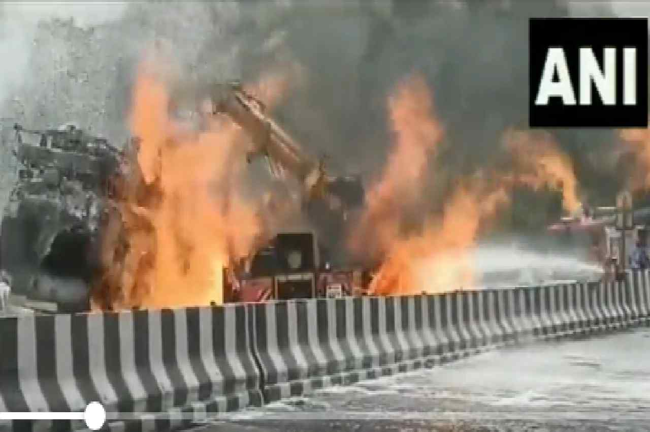 Oil tanker caught fire on Mumbai-Pune expressway