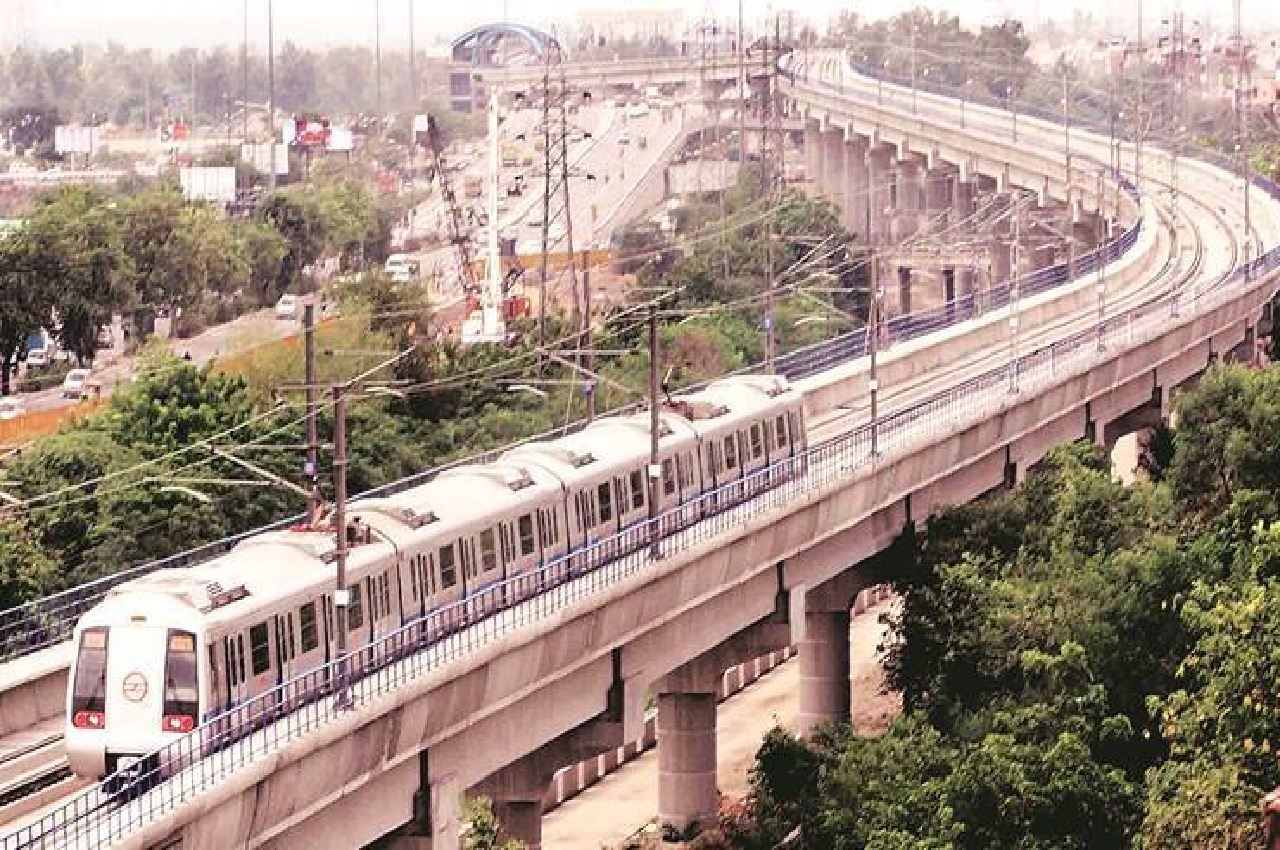 Noida and Delhi metro