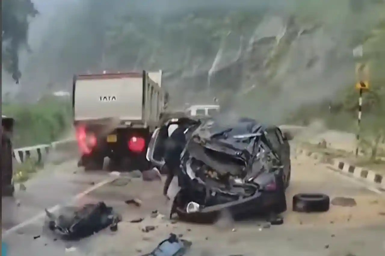 Giant Rock Hits Tata Harrier, Passengers Safe, Video Surfaces