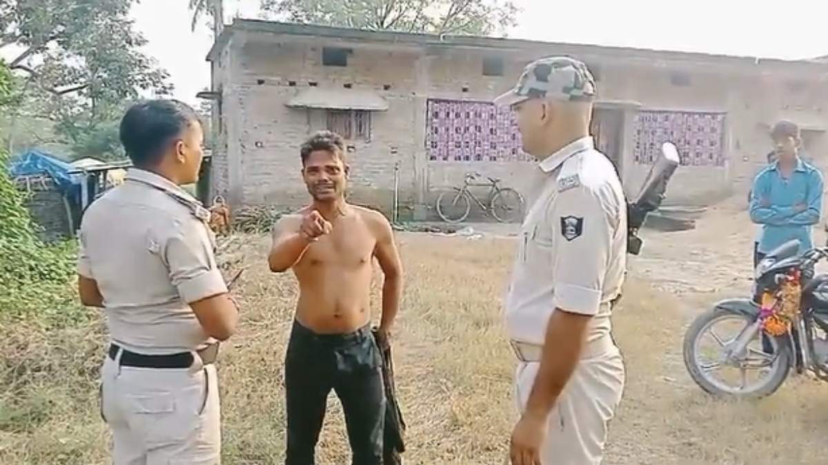 Hajipur drunkard caught by officers of Bihar police. (Photo Credit: News 24)