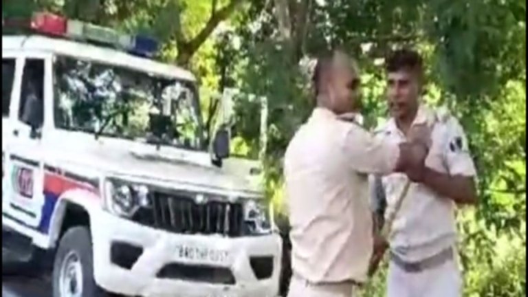 Bihar: Two Police Officials Engage Into A Street Fight
