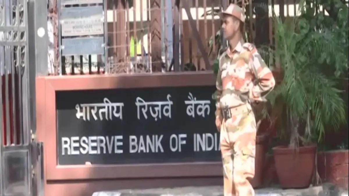 Long Queue Outside RBI Chandigarh Branch To Deposit, Exchange Rs 2,000 Notes