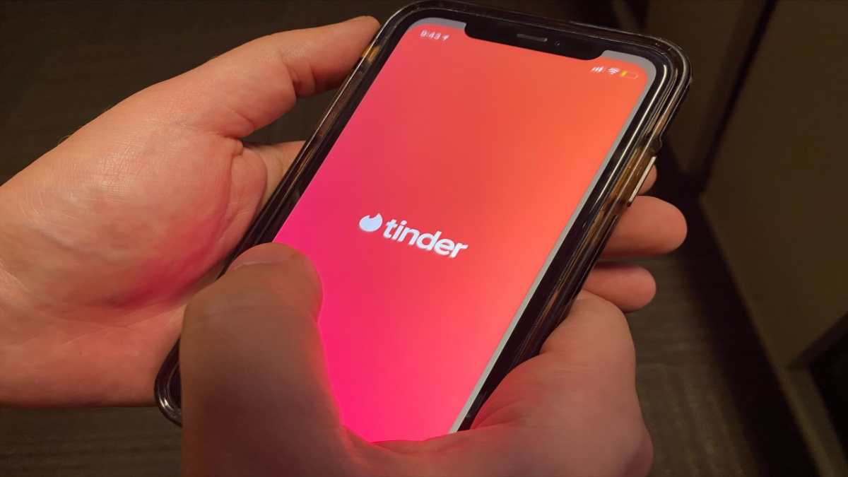 Man Seeks Therapy After Swiping 500 Profiles A Day On Tinder