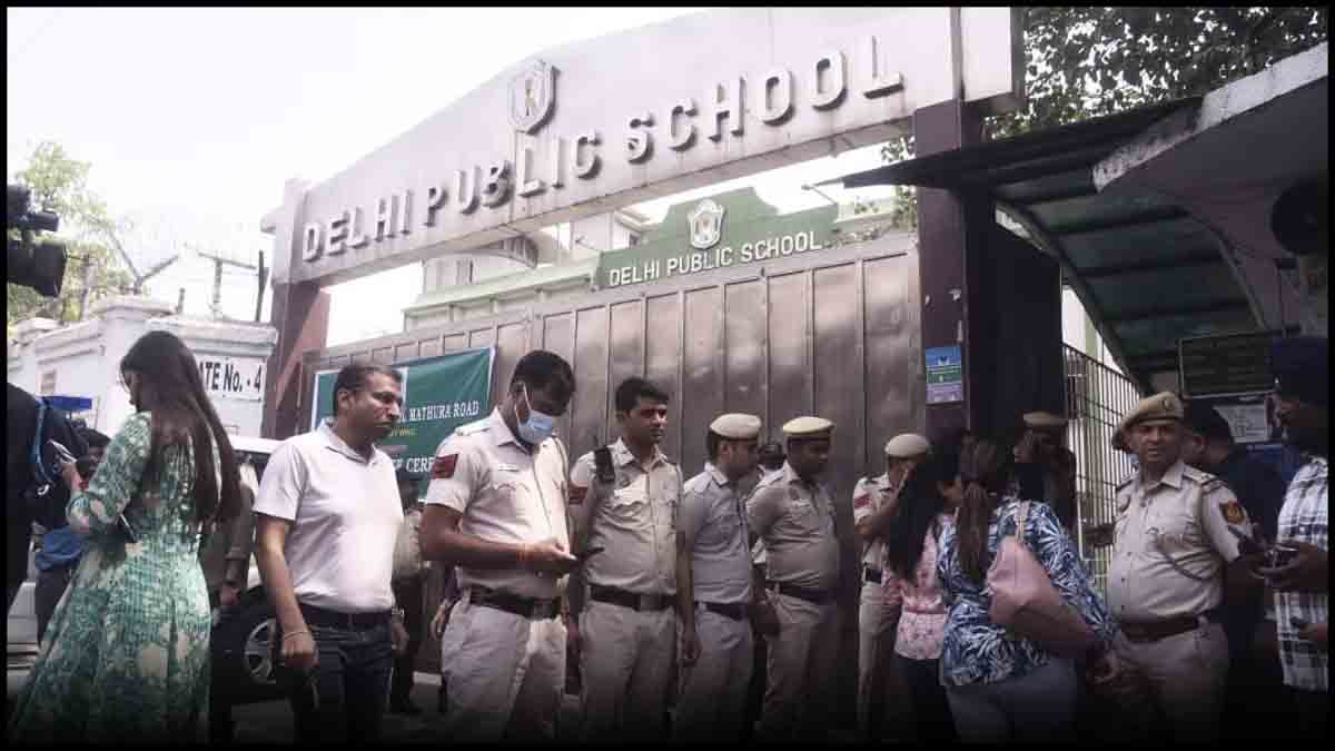 School Bomb Threat: ਚਾਰ ਸਕੂਲਾਂ ਨੂੰ ਬੰਬ ਨਾਲ ਉਡਾਉਣ ਦੀ ਮਿਲੀ ਧਮਕੀ, ਪੁਲਿਸ ਨੇ ਇਲਾਕਾ ਕੀਤਾ ਸੀਲ, ਬੱਚਿਆਂ ਨੂੰ ਭੇਜਿਆ ਜਾ ਰਿਹਾ ਘਰ