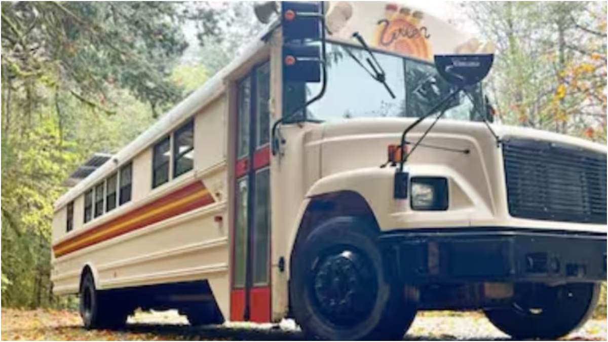 Transforming an old school bus into a cozy home, Japanese teachers in Canada share their inspiring journey of DIY living.