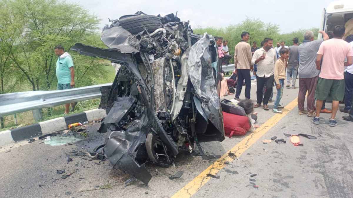 At least 18 dead, 15 injured as a bus collided with a milk tanker on the Lucknow-Agra expressway.