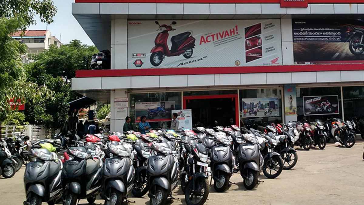 Discover Karol Bagh Market, Delhi's hub for affordable scooters, motorcycles, and spare parts, bustling with second-hand vehicle options.