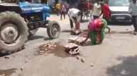 Mass liquor looting in Agra as crowd seizes spilled liquor from delivery vehicle