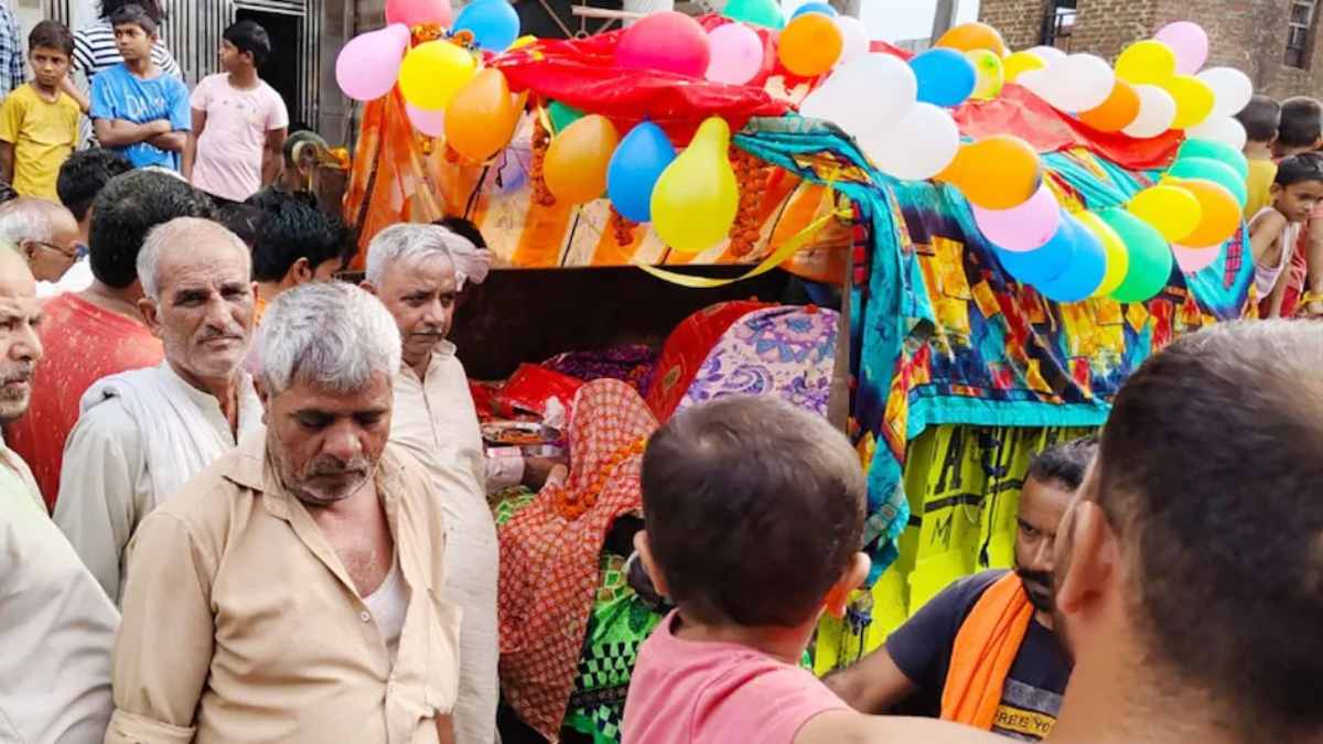 In Greater Noida, a grand funeral for an elderly cow featured music, balloons, and traditional Sanatan rituals.