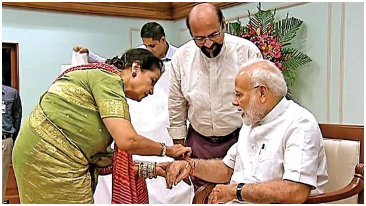 Qamar Sheikh ties Rakhi on PM Modi's wrist