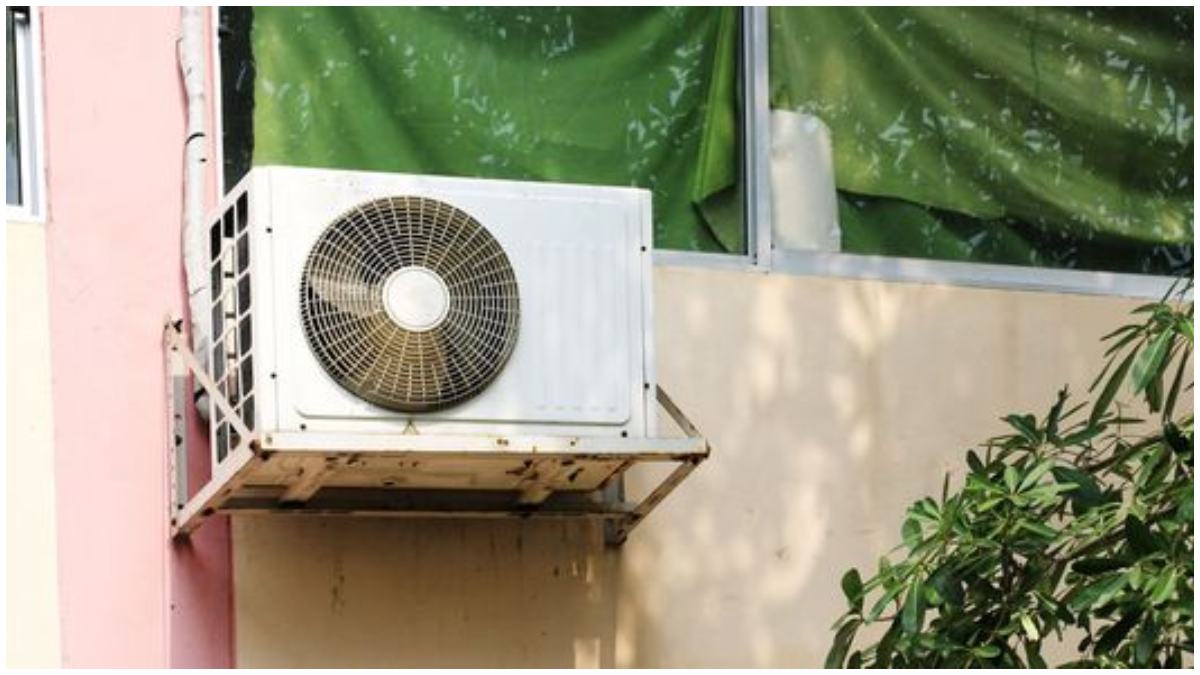 air conditioner dropped from a building and killed a man in Karol Bagh Delhi