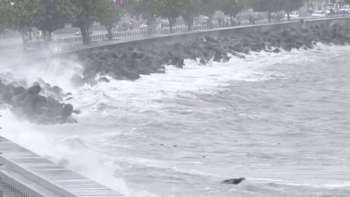 Maharashtra On Alert: High Tide Waves Lash Marine Drive, Mumbai Braces For Impact