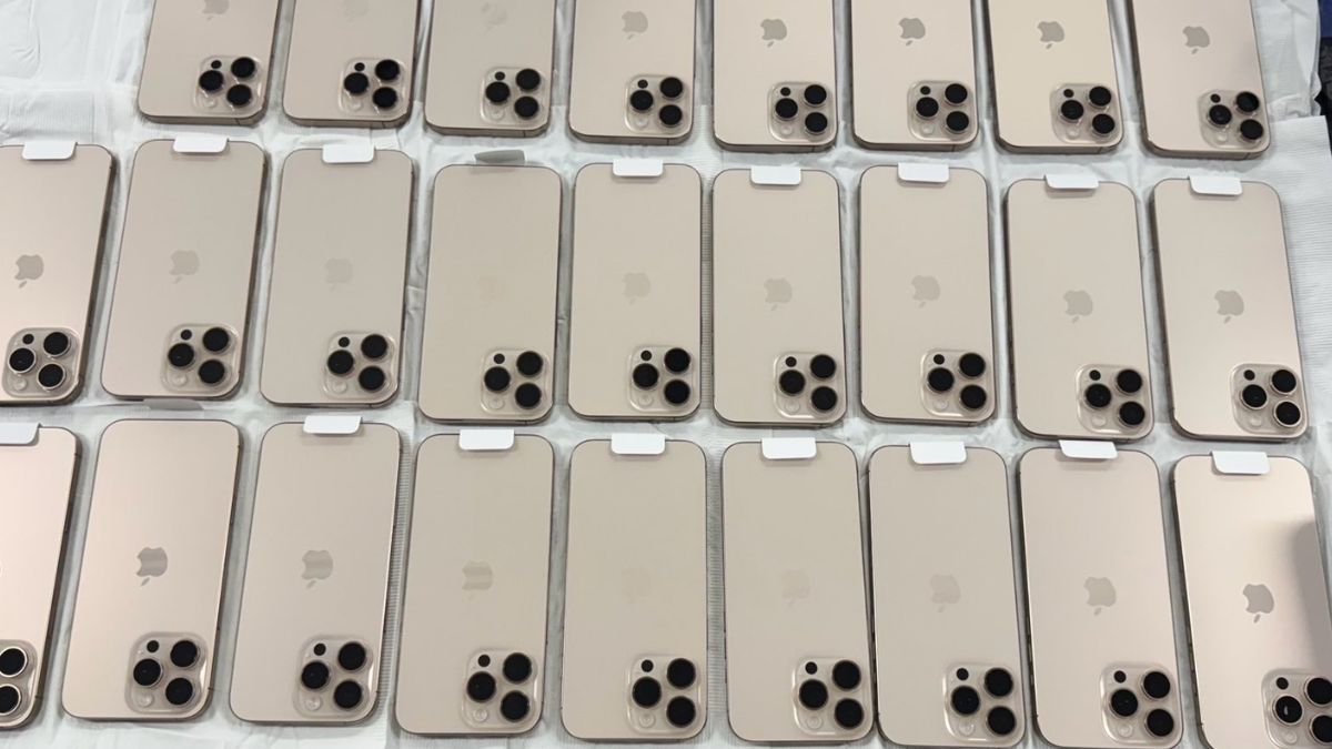 Delhi: Woman Arrested For Smuggling 26 iPhone 16 Pro Max – Where Did She Hide The Smartphones?