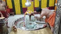 A devotee visiting the Mahakaleshwar Temple in Ujjain, Madhya Pradesh, offered a garland worth approximately $200.