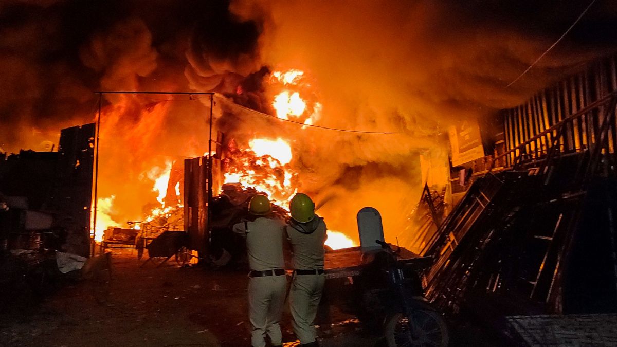 Delhi: Fire Breaks Out At Cardboard Warehouse In Geeta Colony | VIDEO