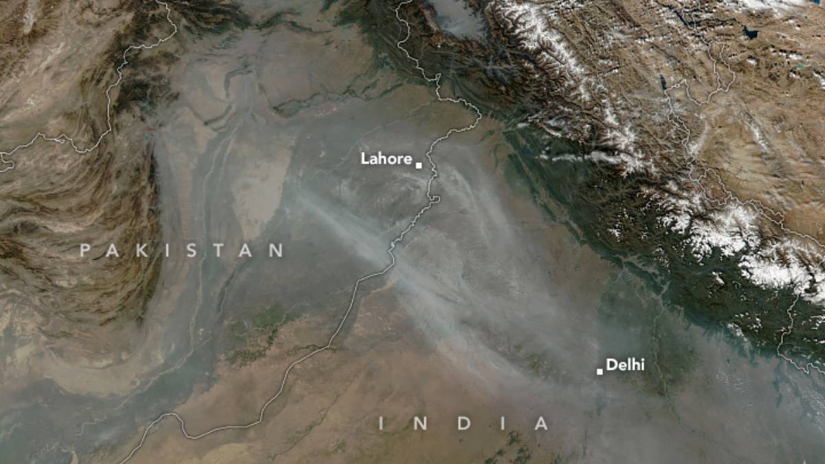 A satellite image obtained by NASA illustrates the extent of smog affecting the cities in eastern Pakistan and northern India.