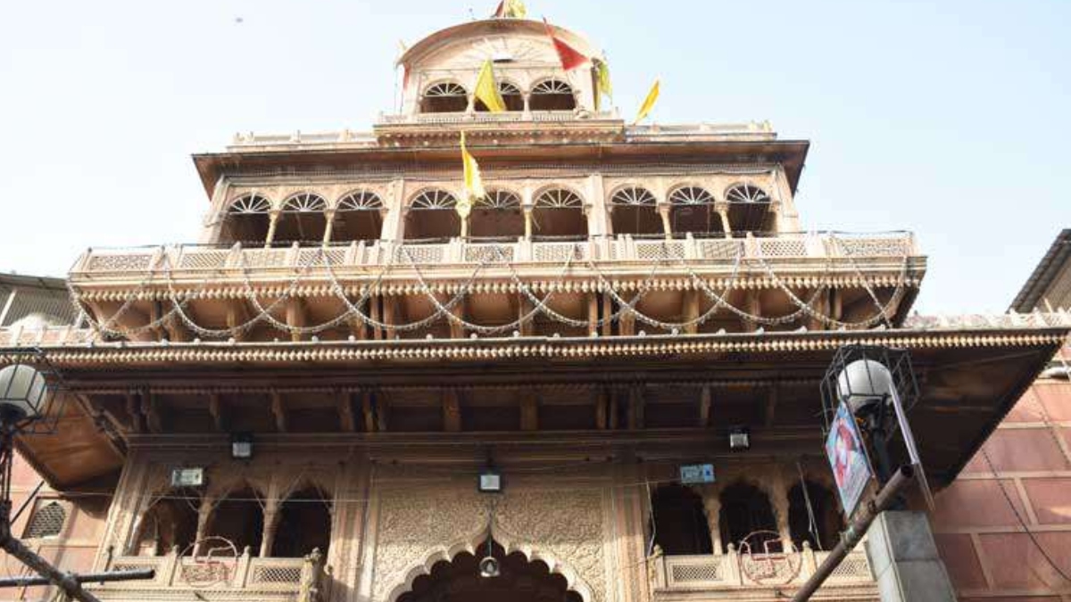 Viral Video: Devotees Drink AC Water Believing It As 'Charnamrit' At Banke  Bihari Temple News24 -