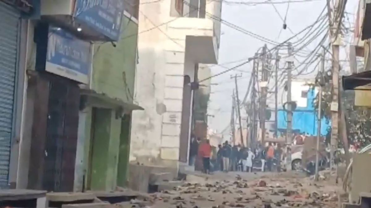 Sambhal Clash: Vehicles Set On Fire, 3 Dead And Over Two Dozen Injured After Stone Pelting During Survey At Mosque In UP