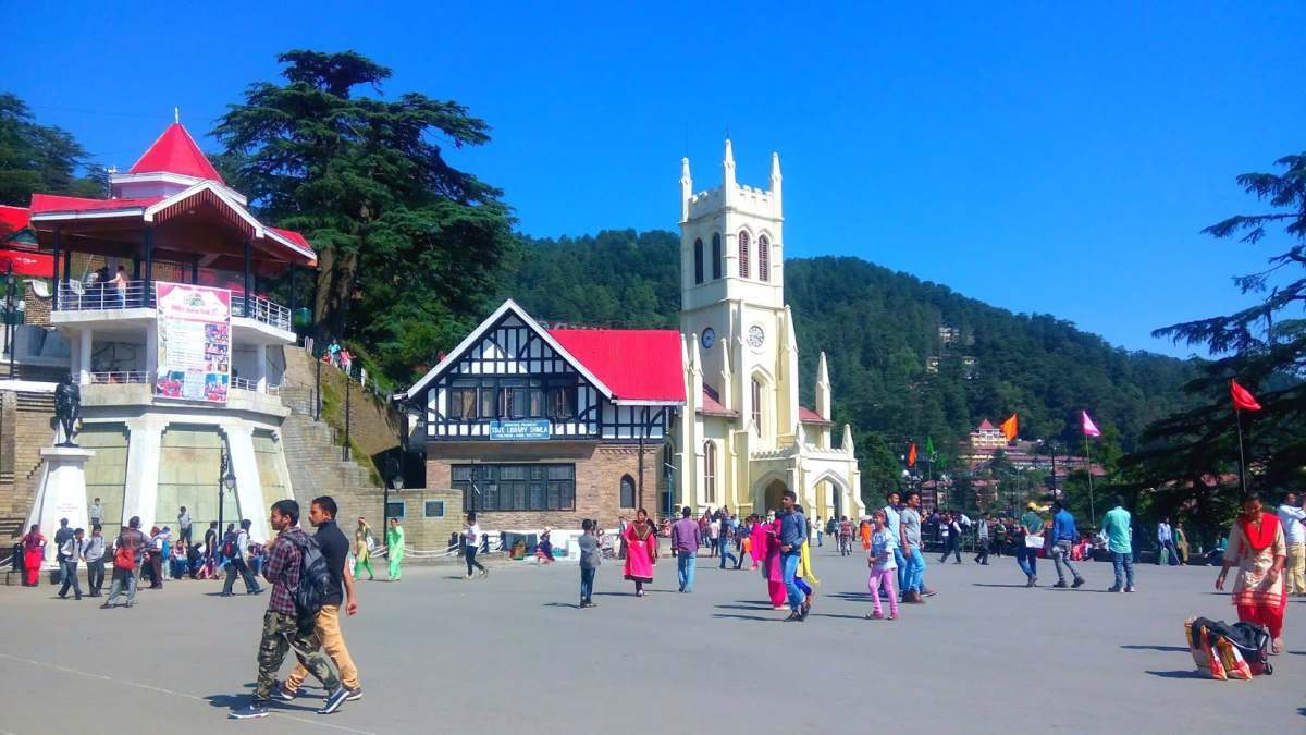 Shimla will enjoy a mostly clear sky.