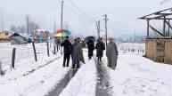 Kashmiri Locals Extend Warmth To Stranded Tourists Amid Heavy Snowfall In Valley