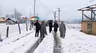 Kashmiri Locals Extend Warmth To Stranded Tourists Amid Heavy Snowfall In Valley