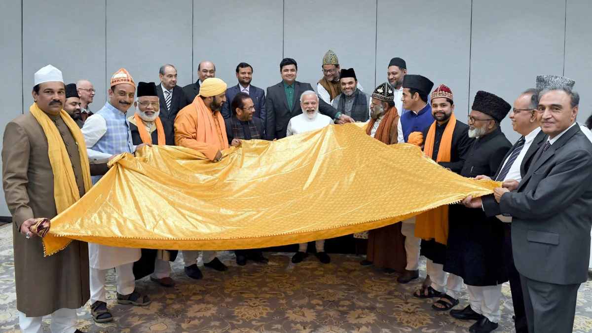 PM-Narendra-Modi-offering-chadar-at-Ajmer-Shrif-Dargah