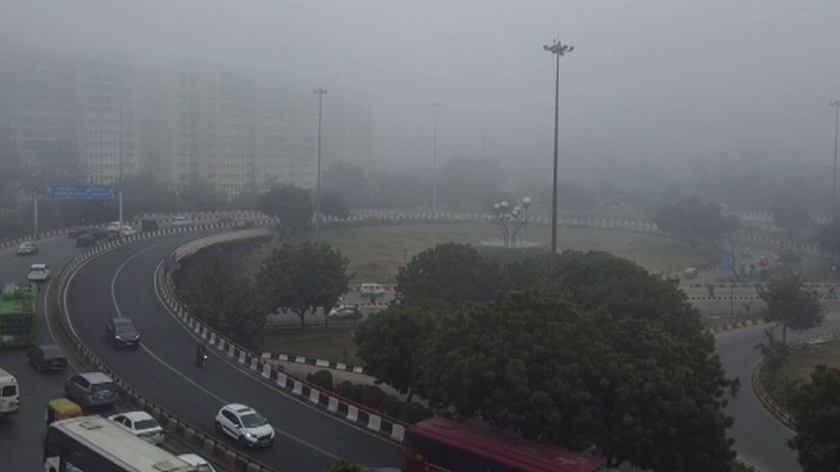 Delhi Pollution: AQI Remains 'Poor' Amid Cold Wave; Tourists Struggle With Chilly Weather