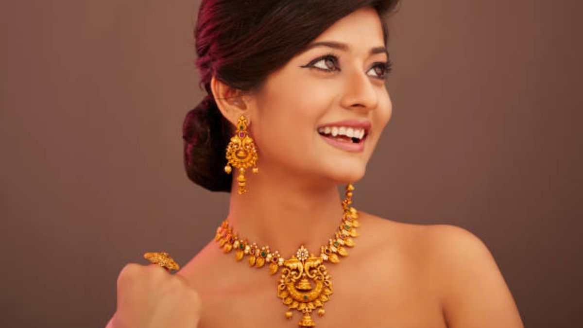 Gold Price Today: Good news for Yellow metal buyers as gold prices drop amid wedding season, the price of 10 grams of 24-carat precious metal decreased today by Rs 10 or 1 percent during the early morning trade.