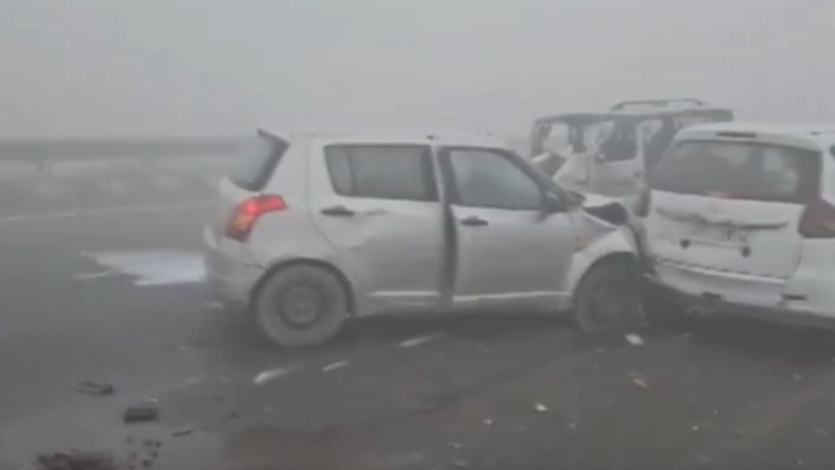 UP: Dense Fog Triggers Multi-Vehicle Crash On Delhi-Lucknow Highway |WATCH Video