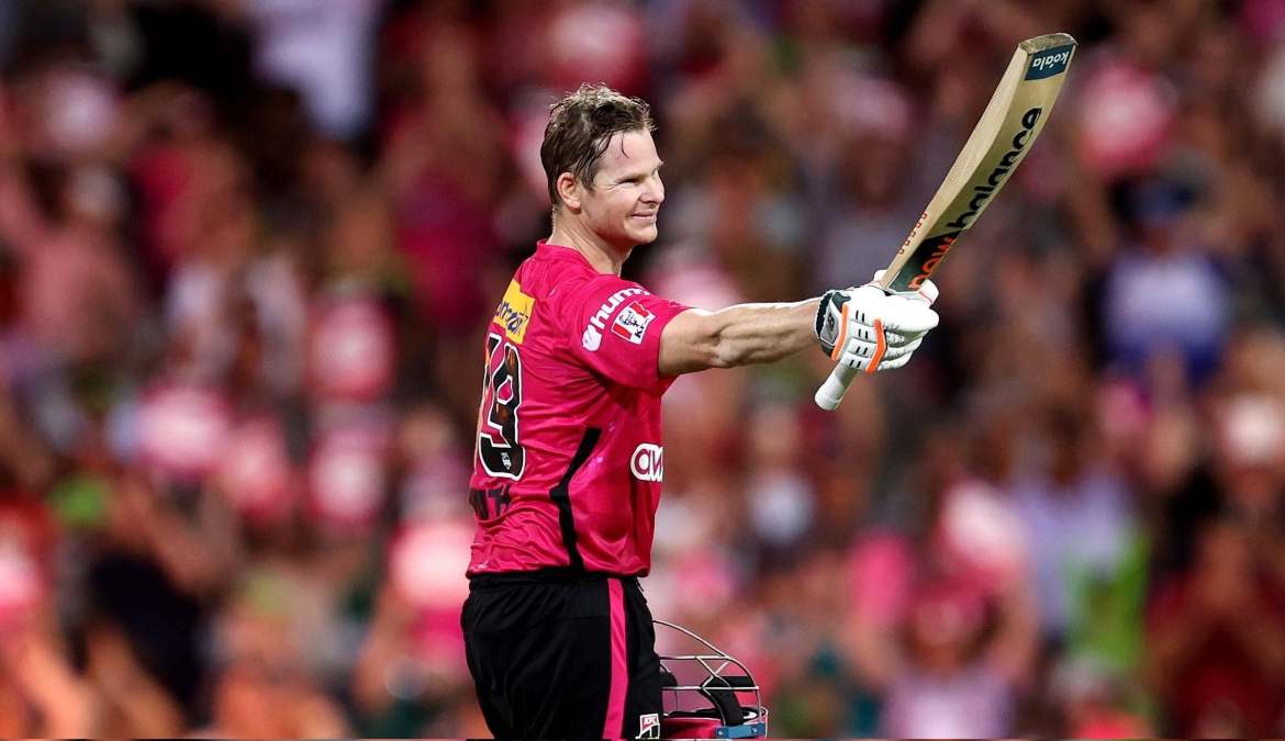 Steve Smith marked his return to Big Bash League cricket with a spectacular unbeaten 121 off 64 balls