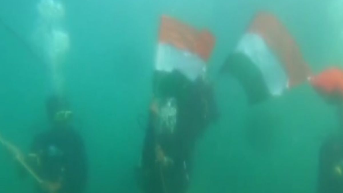 Republic Day 2025: Scuba Divers Unfurl The National Flag 30 Meters Underwater In..