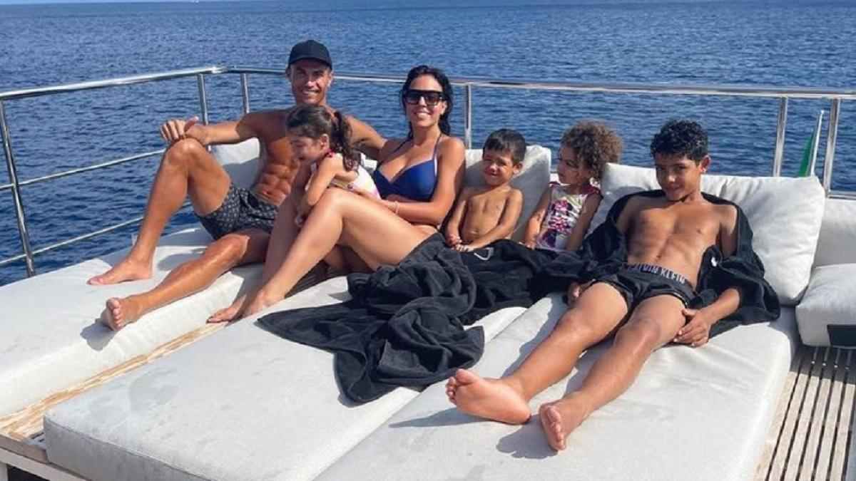 ronaldo with wife -1-2-3-4-5-6-7