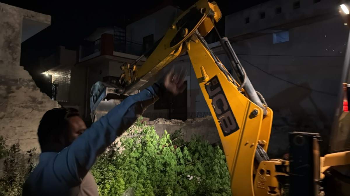 Punjab Police Demolishes Drug Mafia's Illegal Construction With Bulldozer Punjab Police Demolishes Drug Mafia's Illegal Construction With Bulldozer