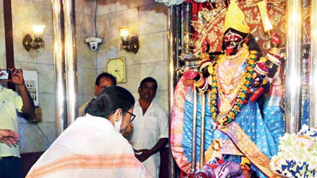 West Bengal Chief Minister Mamata Banerjee at a Kalie Temple West Bengal Chief Minister Mamata Banerjee At A Kali Temple